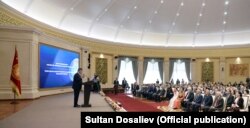 Президент Сооронбай Жээнбеков сыйлык тапшыруу учурунда.