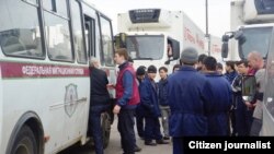Фото від 2015 року. Рейд проти нелегальних мігрантів у Москві. Такі ж рейди поліція Росії проводить зараз на окупованих українських територіях