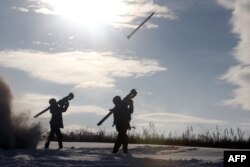 Українські бійці випробовують установки переносного зенітно-рактеного комплексу під час тренувань поряд з містом Щастя, Луганська область, грудень 2014