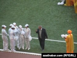 Туркменистан -- Туркменхой-студенташ бу деза де даздеш дакъа лоцуш, Ашгабат, ГIадужу-бутт 26, 2013.