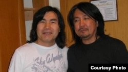 Кыргыз музыканты Адил Чекилов Батырхан Шукенов менен