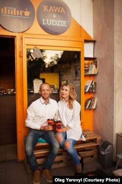Олег Яровий та Інна Ярова біля своєї кав'ярні Dobrocafe, Варшава