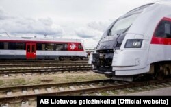 Пасажырскія дызель-цягнікі літоўскай чыгункі з выявай «Пагоні». Саставы з такой жа афарбоўкай хадзілі ў Менск да 16 сакавіка 2020 году.