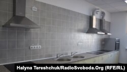 Кухня у новому гуртожитку для військовослужбовців