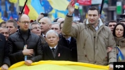 Ярослав Качинський (ц) поруч з Арсенієм Яценюком (л) і Віталієм Кличком (п) на київському Майдані, 1 грудня 2013 року