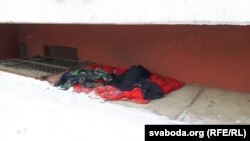 Лежава бадзягі пад бальконам