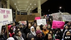 Демонстрация против распоряжения Трампа о временном запрете на въезд в США беженцев и граждан семи стран. Аэропорт Чикаго, 29 января 2017 года.