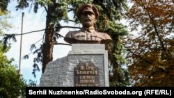 Пам’ятник полковнику Армії УНР Петру Болбочану в Києві – у творі Булгакова він діє під прізвищем Болботун