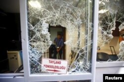 109 уйгыр качагын кире Кытайга кайтару карары чыккан көнне ачу белдергән кешеләр Истанбулдагы Таиланд консуллыгының ишекләрен ватты