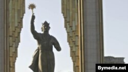 Памятник Исмоилу Сомони в городе Душанбе