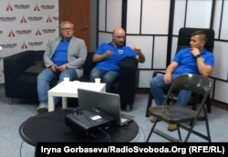 Украинско-эстонская группа аналитиков (слева направо): Григорий Сенькив, Дмитрий Теперик, Евгений Онищук во время презентации в Мариуполе результатов социологического опроса в рамках проекта «Стійка Україна»