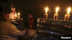 Прадуктовая крама, асьветленая сьвечкамі з-за адключэньня электраэнэргіі. Сімфэропаль, 22 лістапада 2015 году