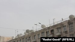 Мавҷгирҳои моҳвораӣ болои боми яке аз биноҳои истиқоматӣ дар Душанбе