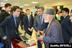 Казан шәһәре мәгариф идарәсе башлыгы Илсур Һадиуллин, язучы Рабит Батулла балалар белән