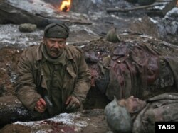 Російський режисер та актор Микита Михалков (Комдив Котов) у сцені з фільму «Втомлені сонцем 2»