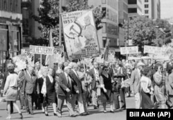 Вашингтон, 16 вересня 1984 року. Цього дня близько 7000 осіб, більшість із яких українці, протестували біля будівля посольства СРСР проти нищення української культури та русифікації України радянським режимом