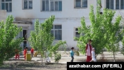 Türkmenistanyň çagalar baglarynyň birindäki terbiýeçi we körpeler (Illýustrasiýa suraty)