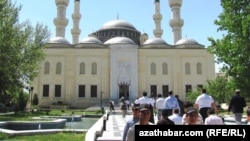 Metjide girip barýan we ondan gaýdyp barýan adamlar (Illýustrasiýa suraty)