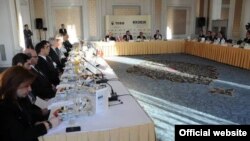 өркия эшкуарлары белән очрашу, 3 декабрь 2012