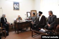 مونیکا ویت به هنگام تغییر مذهب به اسلام در ۲۲ بهمن ۱۳۹۰