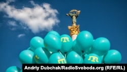 Kıyivniñ merkezinde qırımtatar bayrağı Kününe bağışlanğan tantanalı merasimde tamğa ile bezetilgen onlarca mavı toplar. 2016 senesi iyün ayı