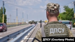 Нині обмеження на виїзд діє для більшості чоловіків від 18 років. Зеленський пропонував підвищити рівень до 22 років 
