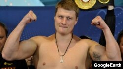 "Алиби"газетаси муҳаррири А. Айтикеев боксчи Поветкиннинг қўлидаги татуировканинг ҳам свастика эканини иддао қилмоқда.