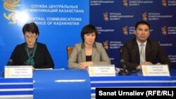 Руководитель областного управления по делам религий Саялбек Гиззатов, и. о. руководителя областного управления образования Зауре Гумарова и глава департамента по контролю сферы образования ЗКО Светлана Бахишева во время брифинга в РСК (справа налево). Уральск, 3 октября 2017 года.