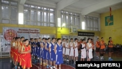Эмгек сиңирген машыктыруучу Кубат Карабековдун элесине арналган эл аралык мелдештин катышуучулары. 19-декабрь, 2014-ж. Бишкек.