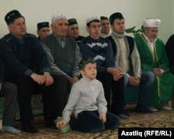 Мәчеткә килүчеләр