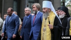 Архівне фото. У першому ряду справа наліво: глава УПЦ (Московського патріархату) Онуфрій (Березовський), народні депутати від «Опоблоку» Вадим Новинський, Олександр Вілкул і Михайло Добкін під час ходи в Києві, 27 липня 2017 року