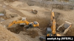 Мурдагы жылдары депутаттар Кытай темир жол куруп бергени үчүн Кыргызстандын айрым кен чыккан жерлерин сурап жатат деп билдирген болучу. Өкмөт мындай билдирүүлөрдү кескин төгүндөп турган.