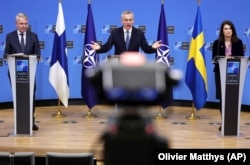 دبیرکل ناتو در کنفرانس مطبوعاتی مشترک با وزیران خارجه فنلاند و سوئد در بروکسل در ۲۴ ژانویه ۲۰۲۲