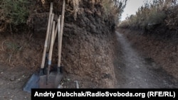 Основним інструментом для окопування в піхотних бригадах ан першій лінії, як правило, слугує лопата.