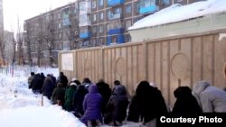 Әл-Ихлас мәхәлләсе мөселманнары кар өстендә намаз укый