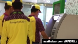 Söwda merkezindäki töleg terminallary. Aşgabat (arhiw suraty)