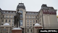 Танылган җырчы Федор Шаляпинга Казандагы һәйкәл