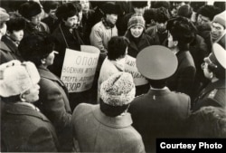 “Кыргызстан Демократиялык Кыймылынын" өкүлдөрү Фрунзе (азыркы Бишкек) шаарынын борбордук аянтында нааразылык жыйынын куруп, советтик аскерлердин Балтика өлкөлөрүнөн чыгарылышын талап кылышты. 1991-жылдын 21-январы. Ж.Жекшенин жеке архивинен.