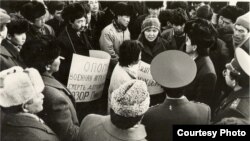 Балтика өлкөлөрүндөгү демократиялык жүрүмдү колдогон КДКнын жыйыны. "Ала-Тоо" аянты, Бишкек. 1991-жыл.