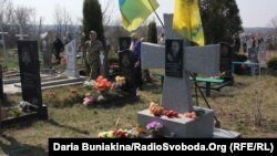 Люди збираються на мітинг-реквієм біля могили Василя Сергієнка