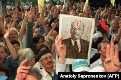 Мітинг біля будівлі ЦК КПУ через день після проголошення Незалежності України. Київ, 25 серпня 1991 року