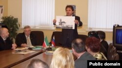 Рим Кәлимуллин мохтарият әгъзаларын мәчет рәсеме белән таныштыра