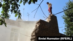 Ош шаарындагы үйлөрдү бузуп, көчөлөрдү кенейтүү иштери, 10-август, 2012.