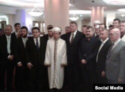 Романия президенты мөфтинең сул ягында