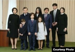 В социальных сетях появилась новая фотография семьи Шавката Мирзиеева