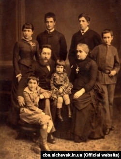 Родина Алчевських: у центрі – Олексій Алчевський, Христина Алчевська; зліва-направо – Іван (сидить), Ганна, Григорій, Дмитро, Микола; на колінах – наймолодша донька Христя. Фото 1880-х років