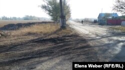 Оградительные валы прокладываются вокруг села Чкалово в Карагандинской области. В некоторых местах валы проходят очень близко к домам, что не нравится многим жителям.