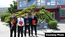 Нурбек Жаанбаев курсташтары менен.