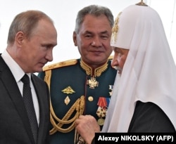 Зліва направо: російський президент Володимир Путін, міністр оборони Росії Сергій Шойгу і Московський патріарх Кирило. Петербург, 30 липня 2017 року