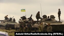 Українські солдати спостерігають за позиціями супротивника. Маріуполь, 30 квітня 2015 року